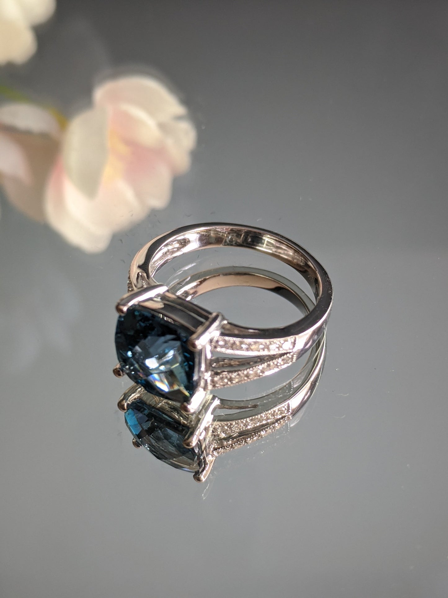 14kt White Gold Premium Designer Ring